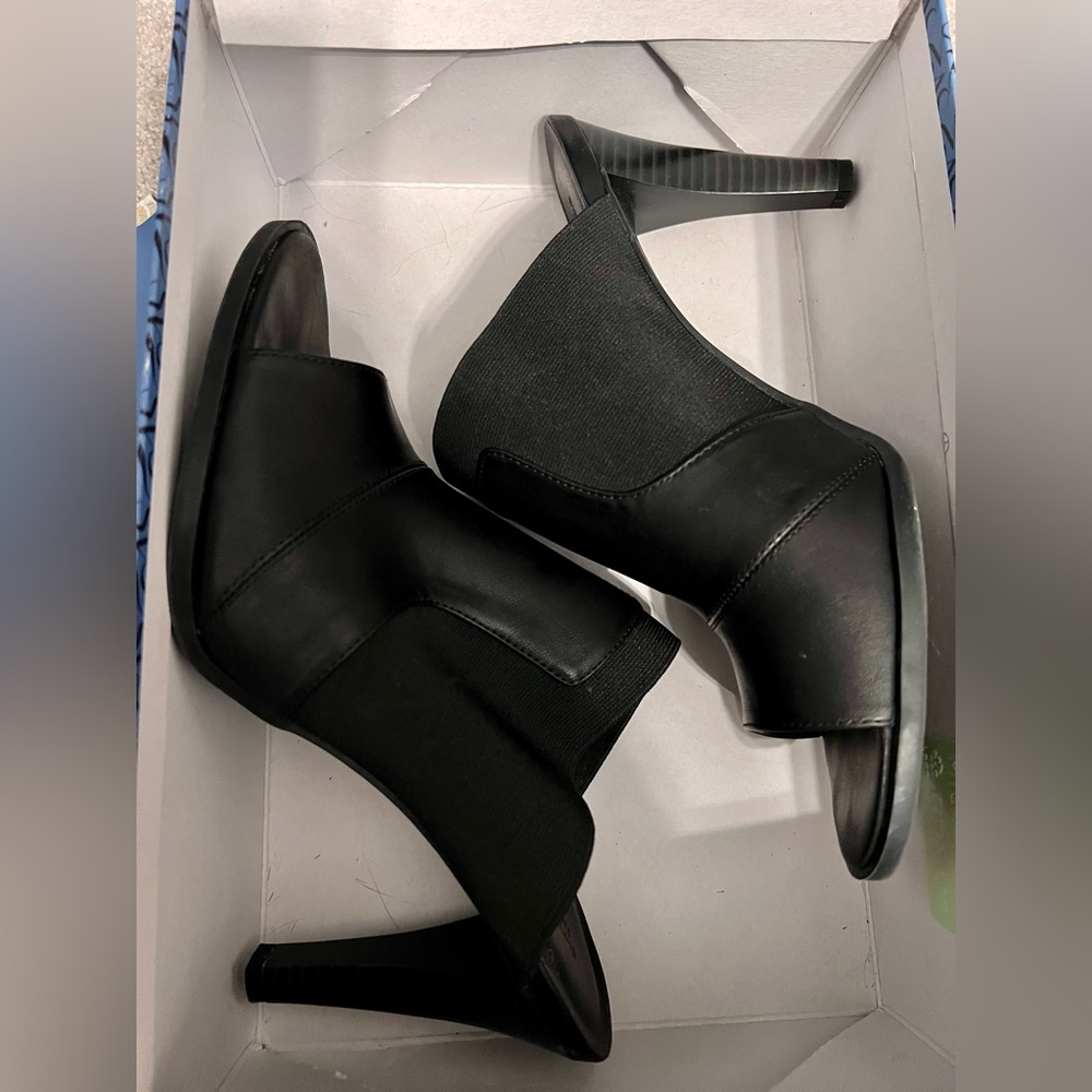 NIB Vera Wang Open Toe Mules- $5 SHIPPING